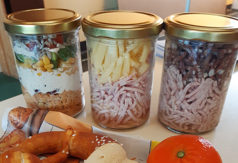 Salatkreationen im Glas der DRK Bereitschaft Weilheim Teck