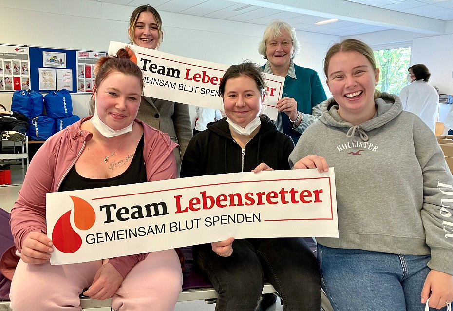 Gruppe von Blutspenderinnen an einer Berufsschule Team Lebensretter