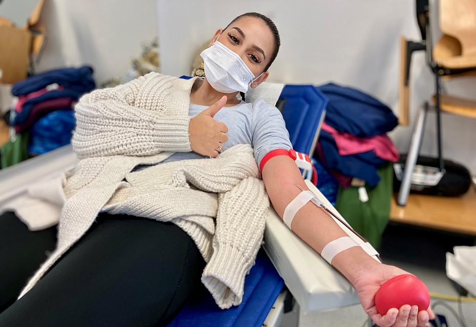 Die 19-jährige Nurnchan hat auch die erste Blutspende ihres Lebens an ihrer Berufsschule geleistet - sie wird weiter Blut spenden