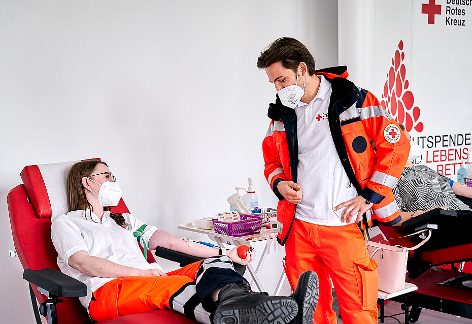 RettungssanitäterInnen des Deutschen Roten Kreuzes im Alexa Shopping Center