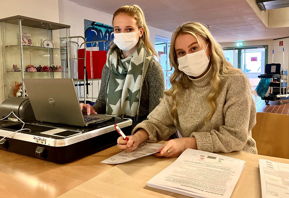 Sophie Willer und Carolin Molt empfingen die Spender in der Schule am Burgfeld