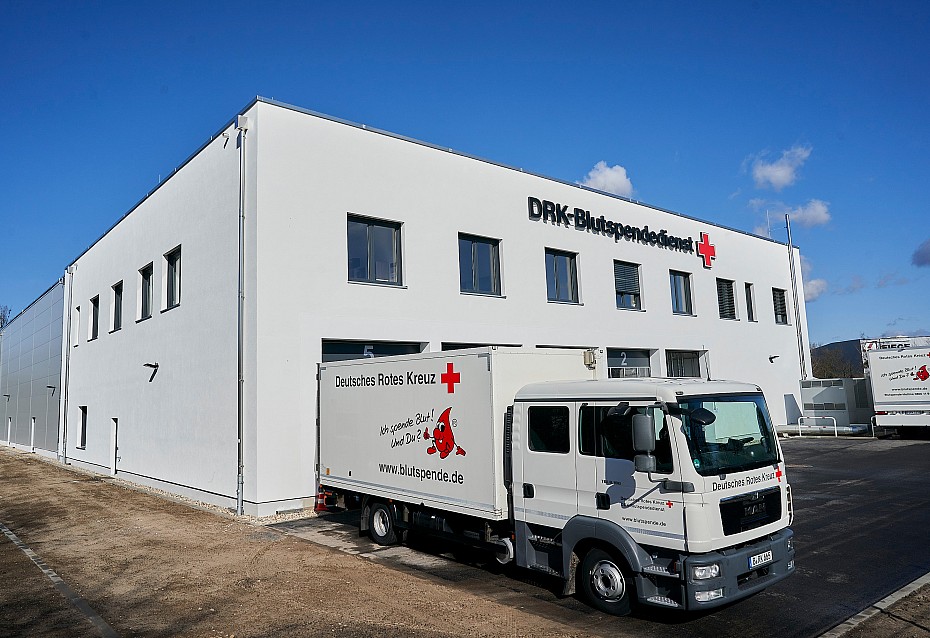 Das DRK-Blutspendemobil steht vor dem DRK-Logistikzentrum