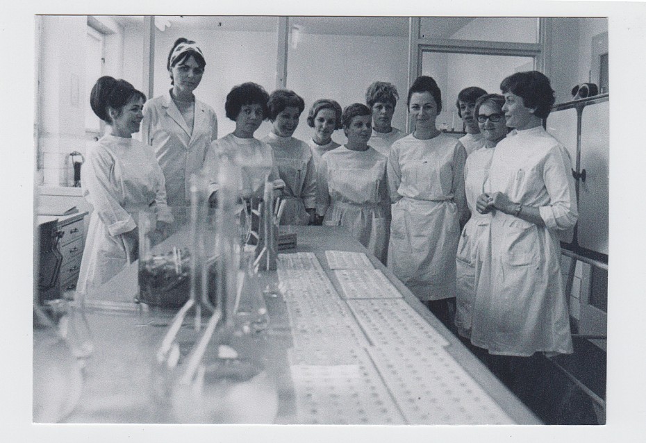 Blick in die Laborabteilung 1964 - DRK-Blutspende