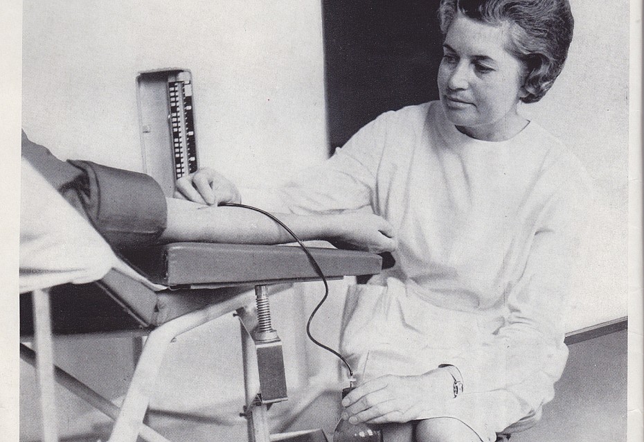 Blutspende in den 70er Jahren: Abfüllung in eine Glasflasche