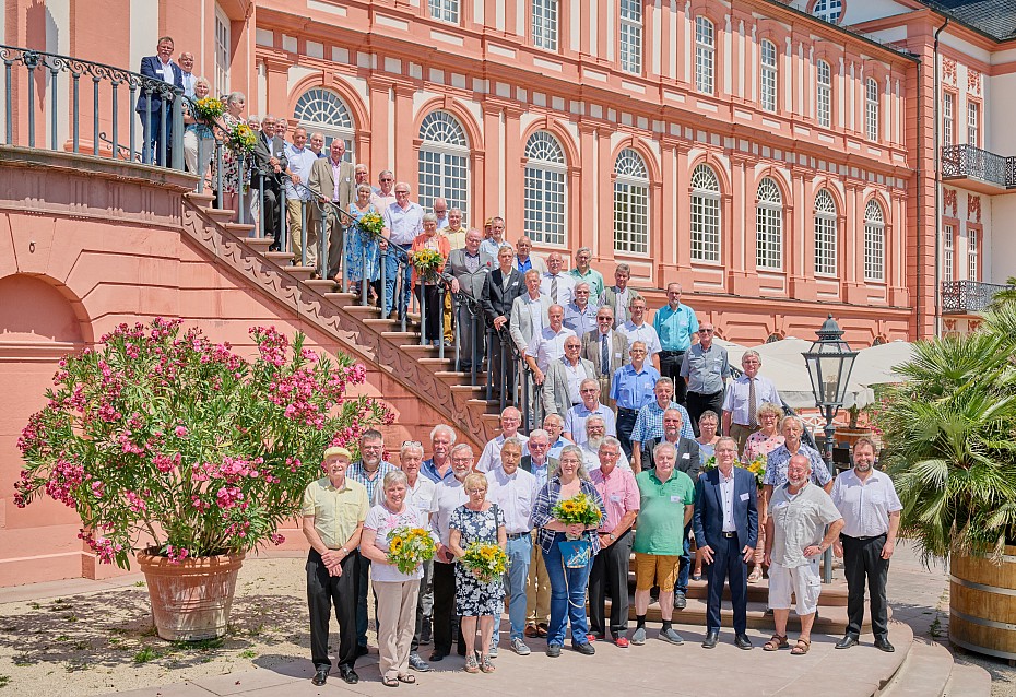 Gruppenbild vor dem Schloss