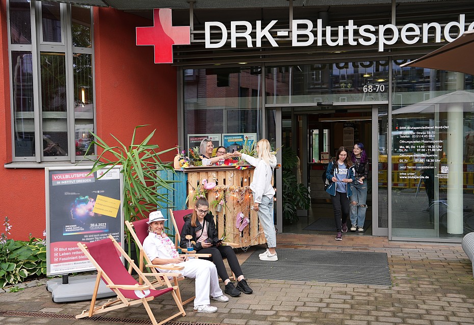 Eingang zum DRK-Blutspendedienst Nord-Ost in Dresden