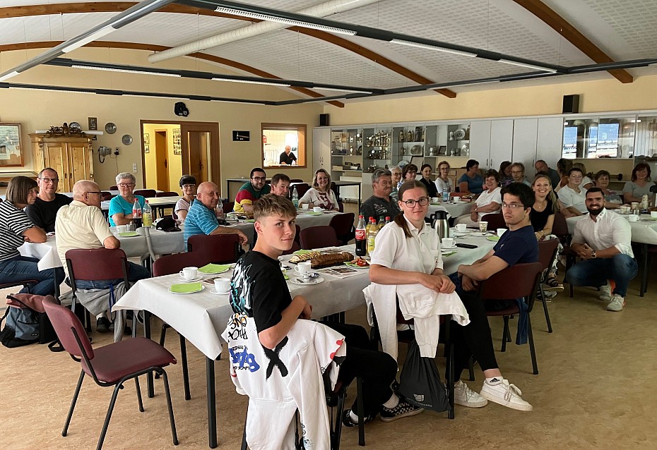 Gruppenbild von ehrenamtlichen Helferinnen und Helfern und den Referenten bei der Helferschulung in Hohenstein-Ernsthal