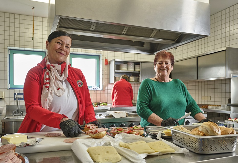 DRK Hohentengen Spende Sporthalle Brötchen