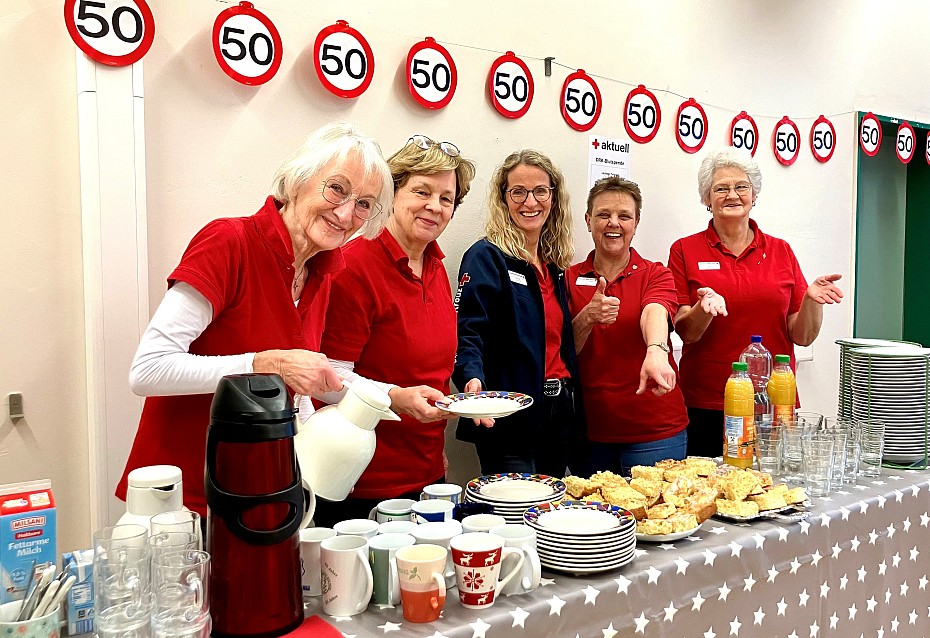 gruppenbild-ehrenamt-team-imbiss-verpflegung-spenderverpflegung