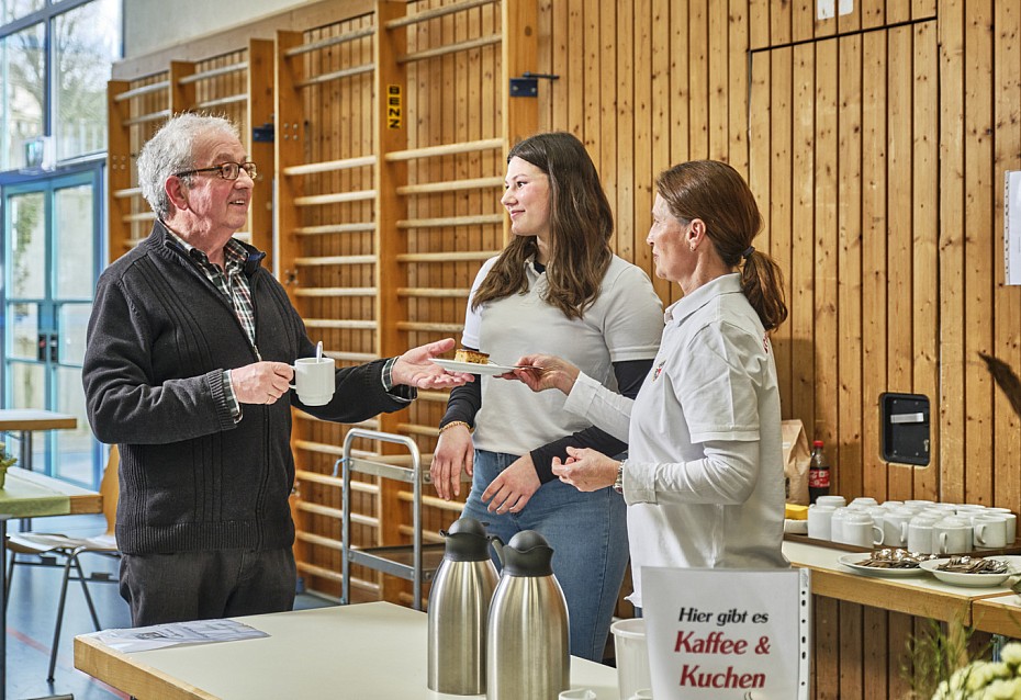 Kaffee- und Kuchenausgabe