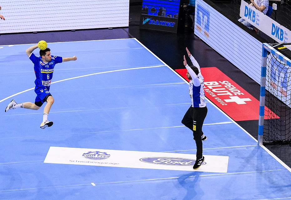 Werbung auf dem Spielfeld der DRK-Blutspende beim Heimspiel des TVB Stuttgart