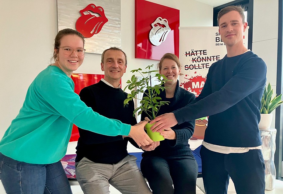 gruppenbild-unichallenge-blutspende-pflanze