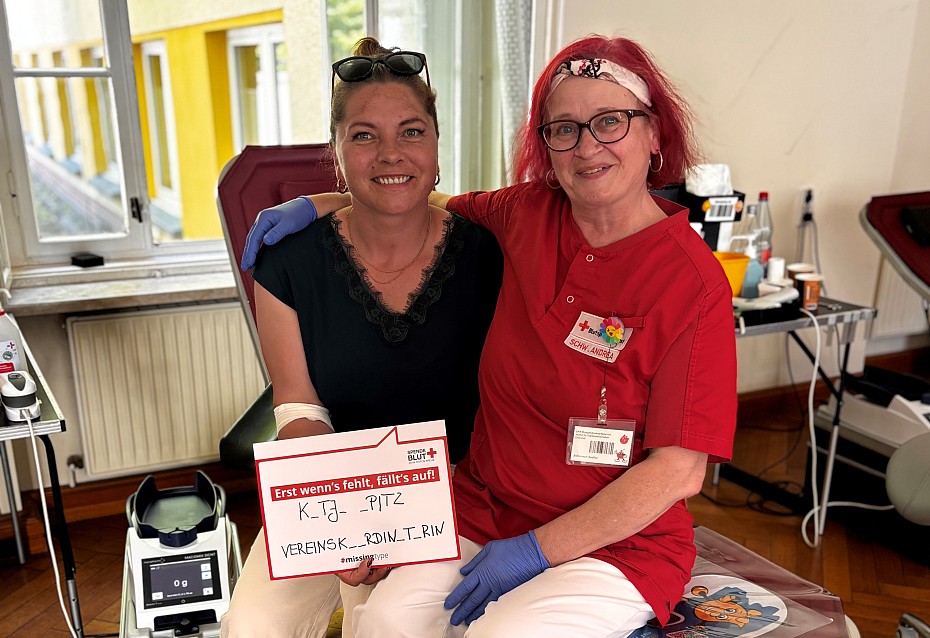 Vereinskoordinatorin Katja Opitz sitzt nach ihrer Blutspende neben Schwester Andrea auf der Entnahmeliege