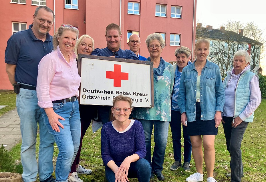 gruppenfoto-helfer-helferinnen-helferschulung-team-ehrenamt