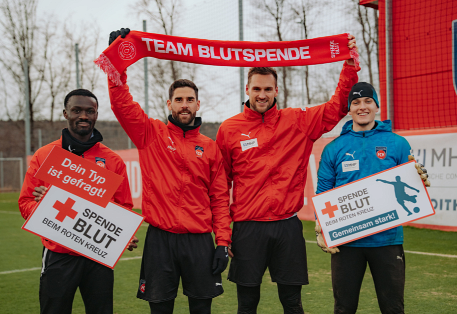 Die Spieler des 1. FC Heidenheims verbreiten die Botschaft der Blutspende