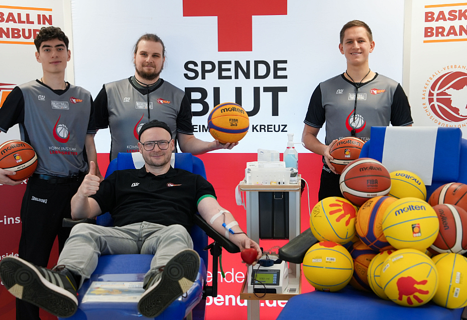 Ein Mitglied des Brandenburgischen Basketballverbands bei der Blutspende 