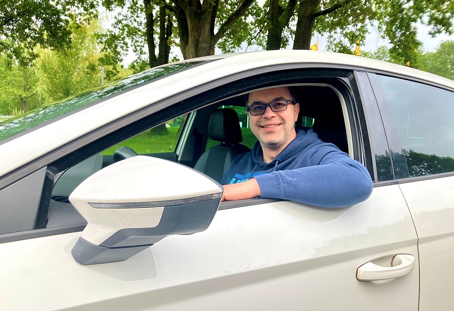 autofahrer-sitzt im fahrzeug-fahrsicherheitstraining-boksee