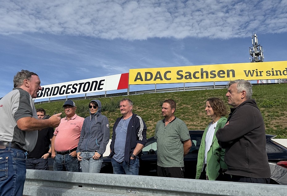 gruppe-gruppenfoto-fahrsicherheitstraining-sachsenring