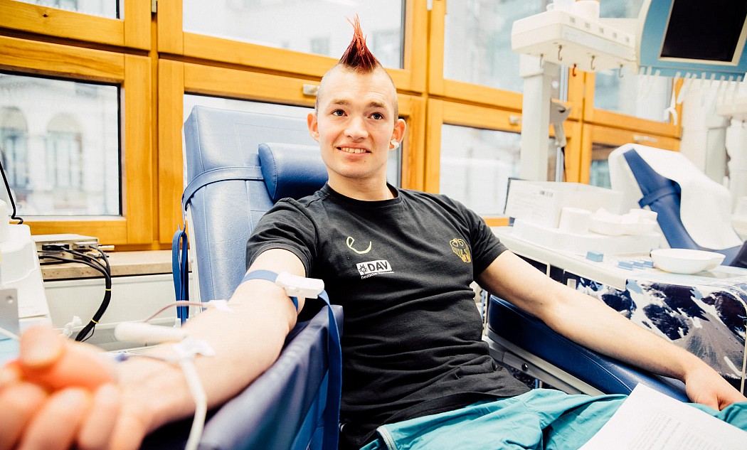 Sebastian Halenke beim Blutspenden