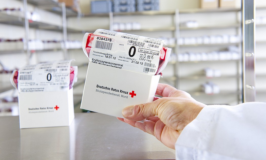 Erythrozytenkonzentrate lagern in der Kühlzelle beim DRK-Blutspendedienst in Lütjensee