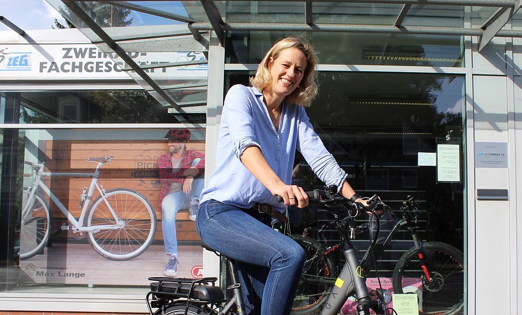 Anja Freyer nimmt das gewonnene E-Bike in Rahlstedt entgegen