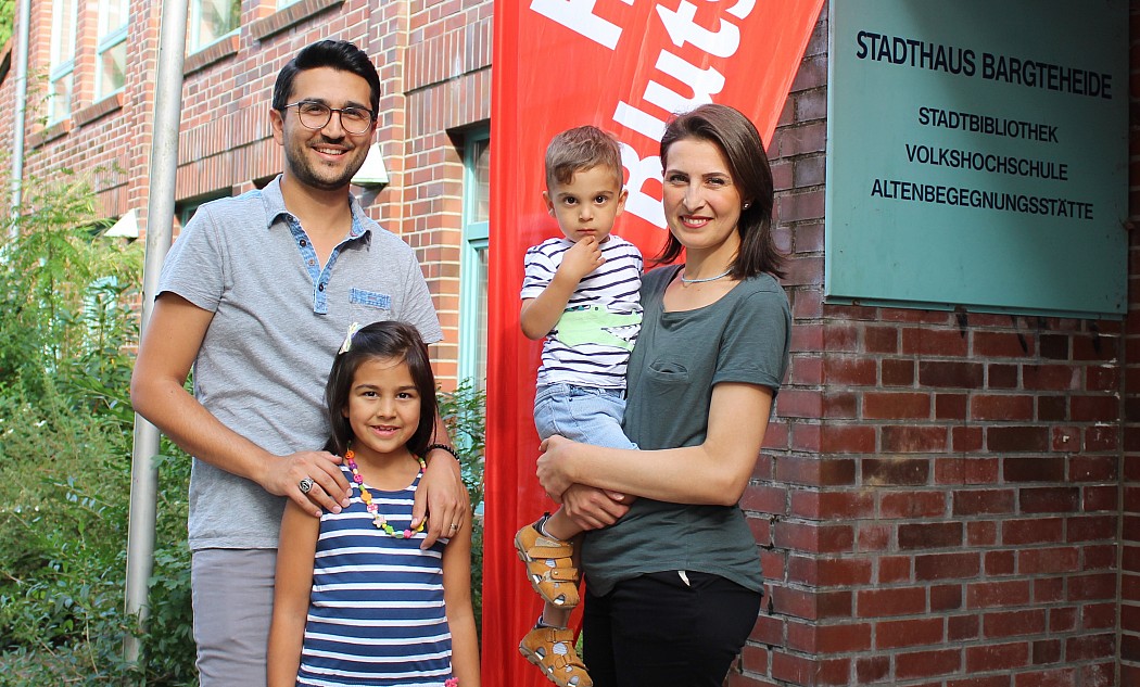 vlnr Mehmet Dalkilinc, Tochter Ilaysu (8 Jahre alt), Sohn Eray (3 Jahre alt) und Havva Nur Dalkilinc beim DRK-Blutspendetermin im Bargteheider Stadthaus