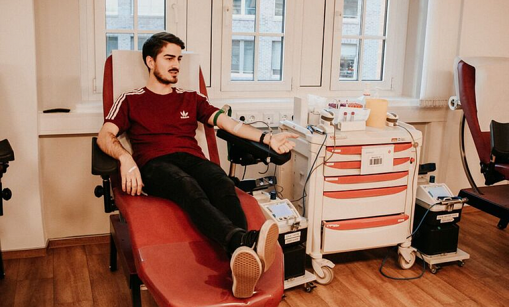 Florian kann mit seiner Blutspende Leben retten und beispielsweise auch Patienten mit Immunthrombozytopenie helfen.