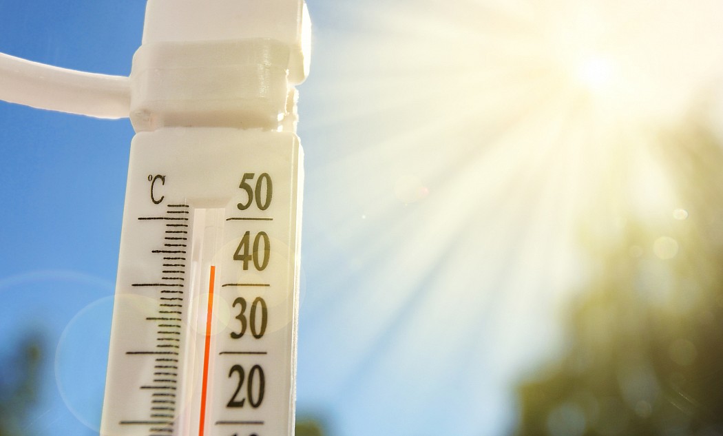 Thermometer zeigt hohe Temperatur im Sommer.