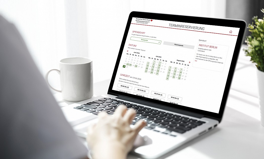 Laptop mit Tool zur Online Terminreservierung für die Blutspende
