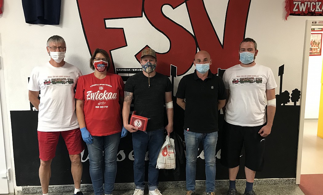 Blutspende im Fanprojekt des FSV Zwickau; v.l.n.r. Frank Biel (Fanprojekt), Antje Dombrowski (DRK-Blutspendedienst), Marcus Krawietz (Spender), Jörg Schade (FSV Zwickau), Max Duroldt (Fanprojekt)
