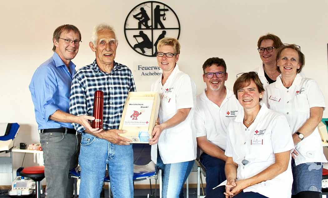 Team DRK-Blutspendedienst und Blutspendejubilar Helmut Rainer