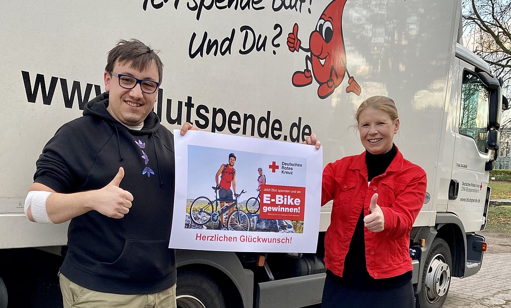 Blutspender aus Hamburg gewinnt E-Bike bei Verlosung vom DRK-Blutspendedienst
