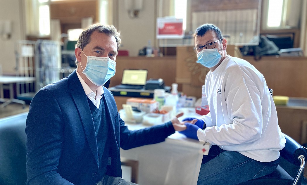 DRK-Blutspende im Rathaus: Kieler Oberbürgermeister Ulf Kämpfer bei der Bestimmung des HB-Werts
