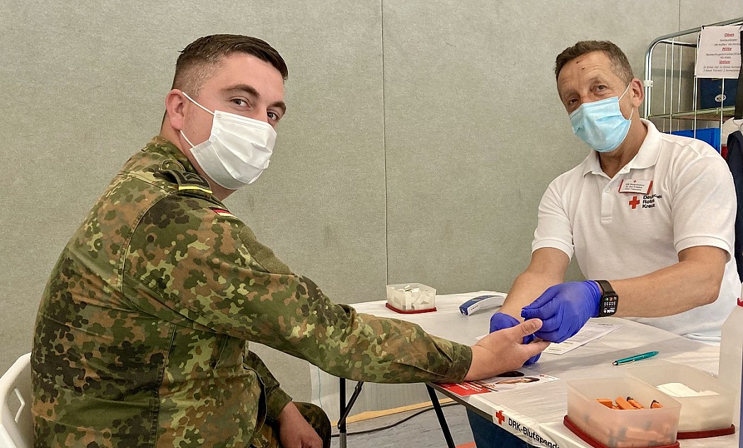 Soldat bei der HB-Wert-Bestimmung vor der Blutspende
