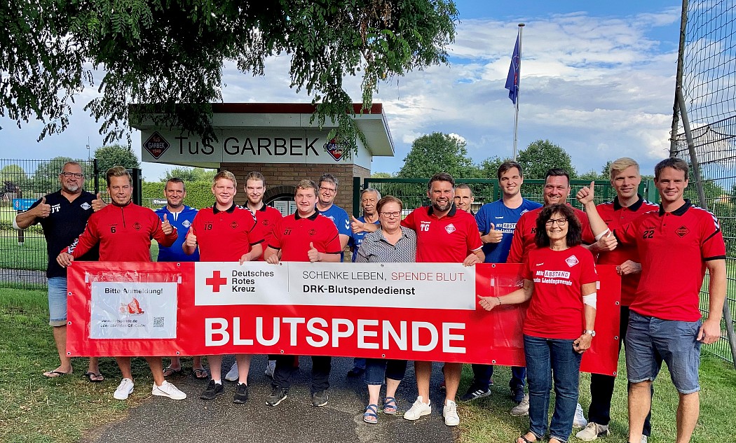 Fußballmannschaft läuft in Garbek zur gemeinsamen DRK-Blutspende auf