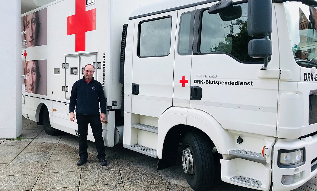 Blutspende-LKW mit Fahrer vor dem Ulmer Stadthau