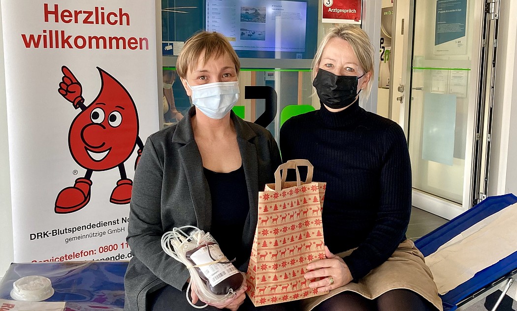 Satu Stuwe und Cornelia Heil von der Flensburger Firma r2p bei der DRK-Blutspende in Flensburg