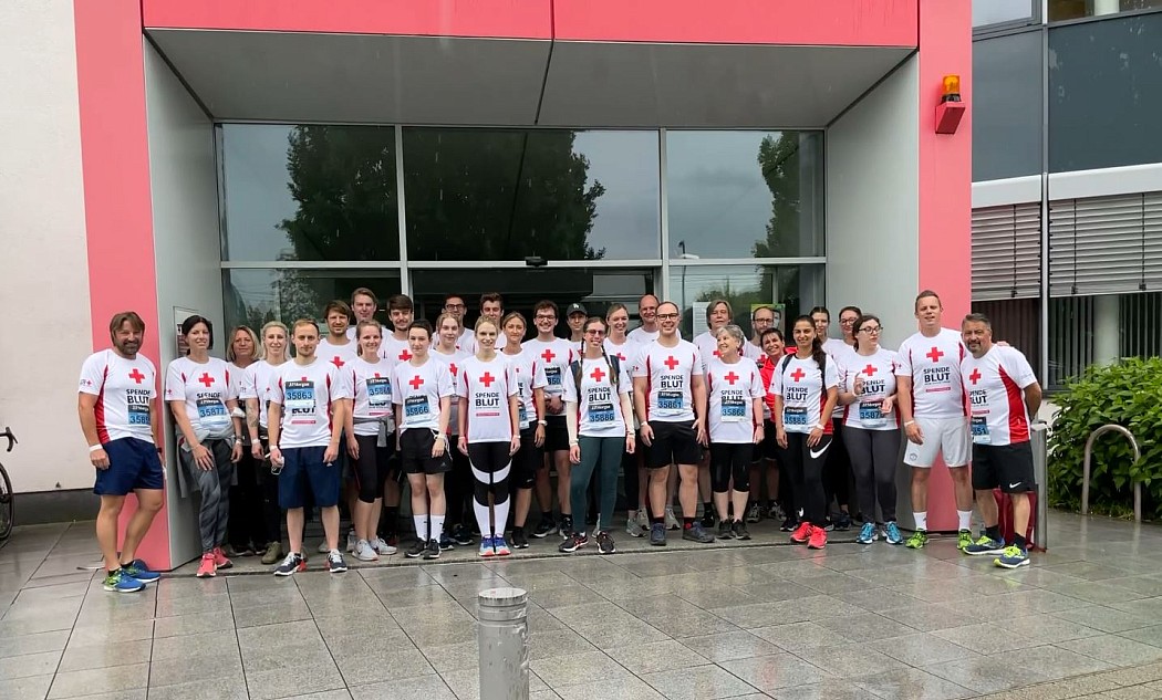 Das Läuferteam vor dem Eingang des DRK-Blutspendedienst