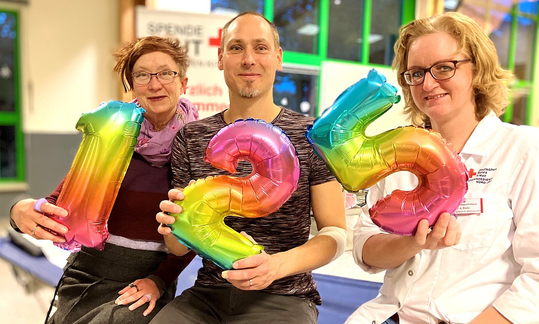 DRK-Blutspende Jubiläum Gruppenfoto Spender Kai Neuhaus