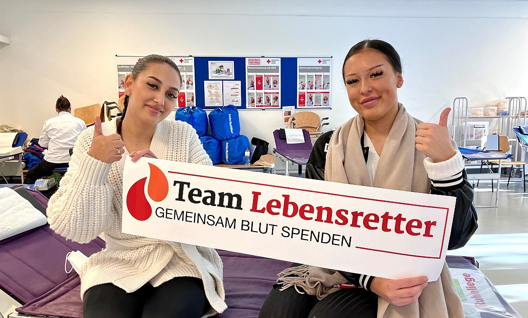 DRK-Blutspende Berufsschule Hamburg zwei Blutspenderinnen