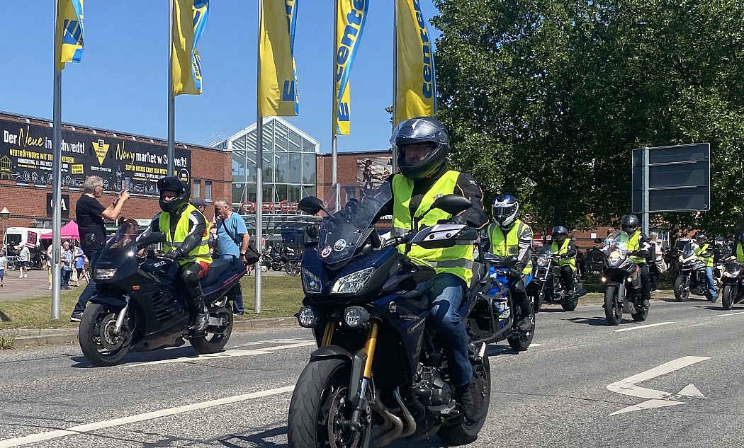 Biker des Vereins Schwedter Blutsbrüdertour auf ihren Motorrädern