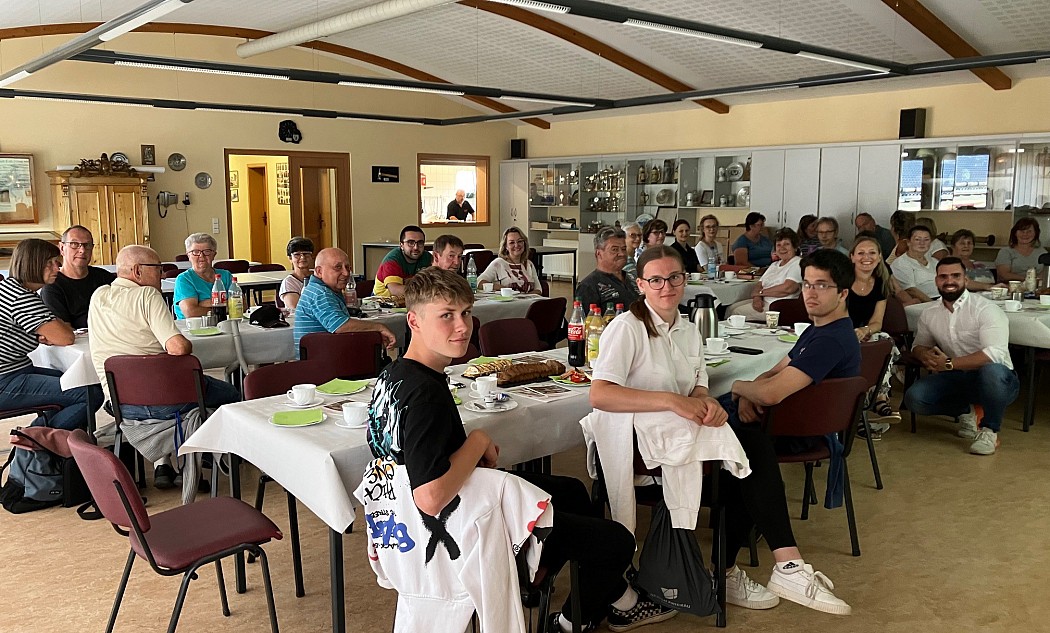 Gruppenbild von ehrenamtlichen Helferinnen und Helfern und den Referenten bei der Helferschulung in Hohenstein-Ernsthal