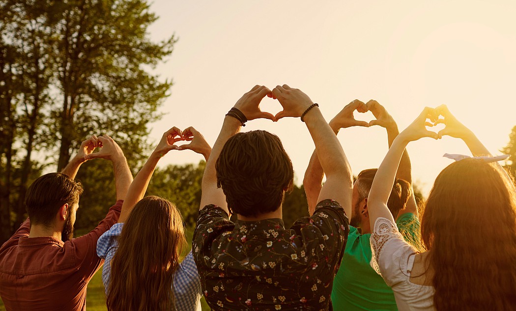Ehrenamt-Sommerfest-Symbolfoto-gruppe-herzsymbol