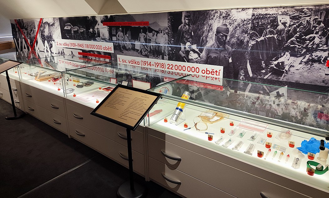 Ausstellungsexponate zur Blutspende während der Weltkriege