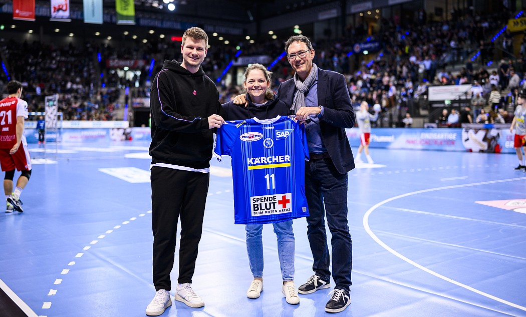 Besiegeln die Kooperation mit der Übergabe des Spieltagstrikots mit DRK-Blutspende-Logo: v.l.n.r.: Philipp Porges (TVB Stuttgart), Nora Löhlein und Martin Oesterer (beide DRK-Blutspendedienst Baden-Württemberg – Hessen)