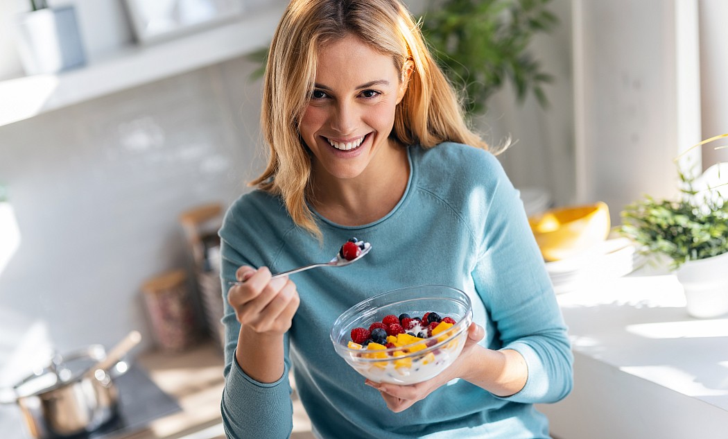portrait-frau-essen-gesund-diaet-laecheln