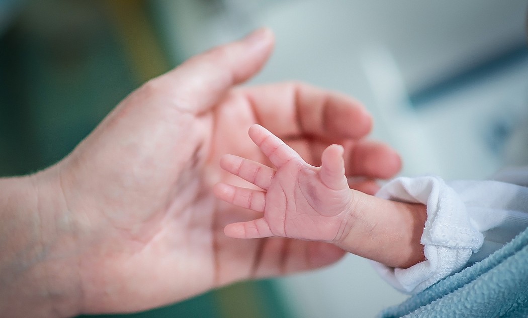 hand-hände-baby-erwachsener-weltfrühchentag