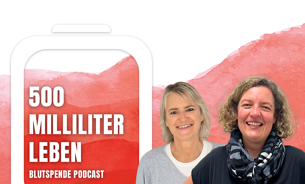 Zwei Frauen lächeln in die Kamera