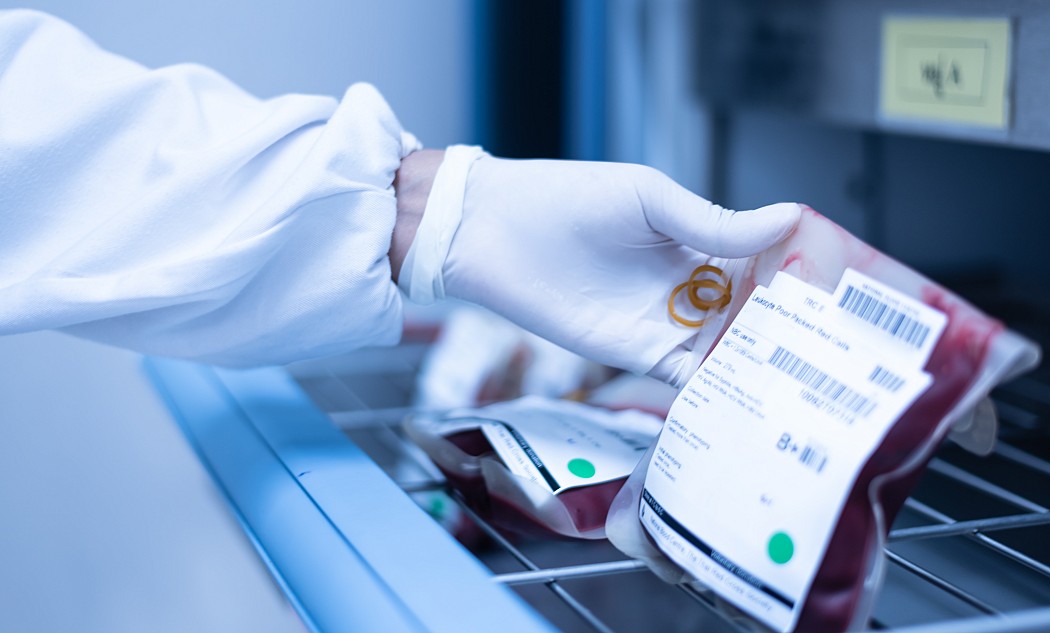 vsa-vertraulicher-selbstausschluss-blutspende-hand-roehrchen-labor-blutbank