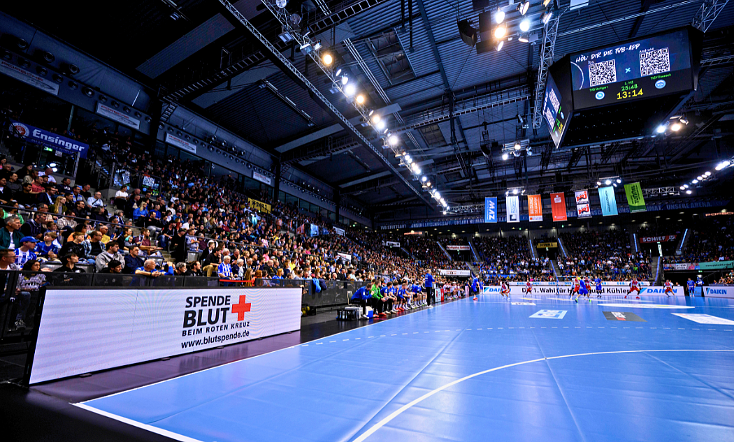Die volle Halle des TVB Stuttgart mit der Bandenwerbung des DRK Blutspendedienstes 